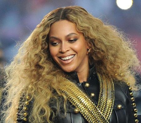 Beyonce en cheveux blonds frisés casse la baraque au Superbowl 2016