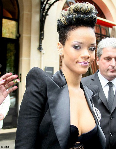photos coiffure rihanna coiffee houppette blonde